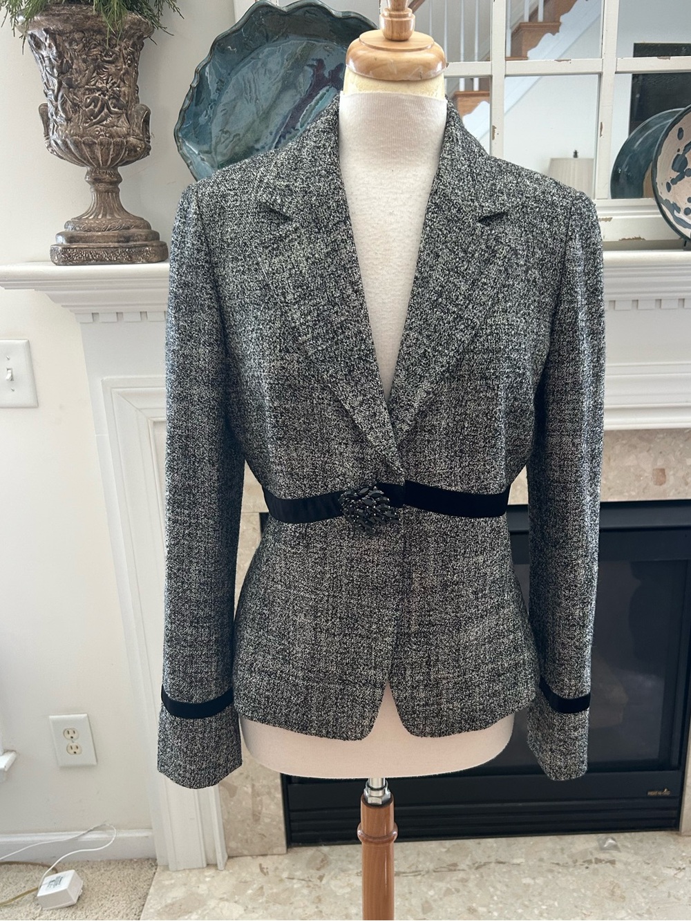 Dana Buchman Black and White Textured Tweed cropped Blazer